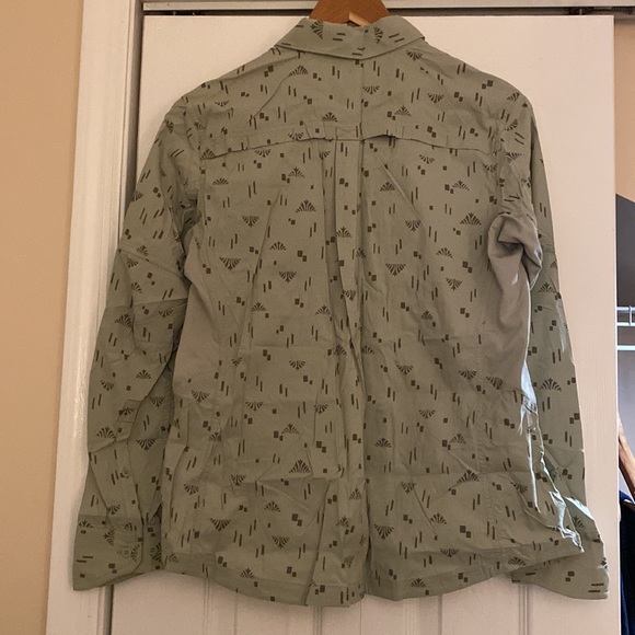 Like New REI WOMENS shirt - Picture 2 of 7